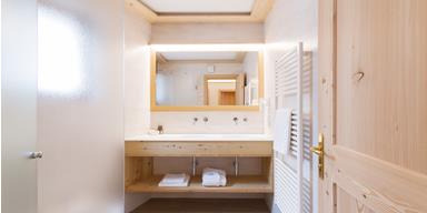 Bagno con doccia e due lavabi - Suite Comfort a 2 Stanze