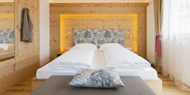 Schlafzimmer mit Doppelbett der Komfortsuite 3-Raum