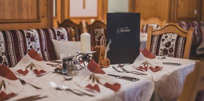 Un tavolo nella sala da pranzo