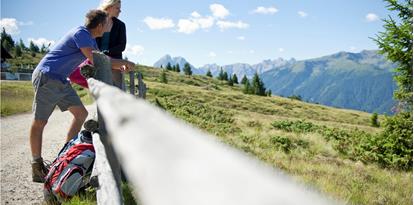 Zwei Wanderer genießen die Aussicht