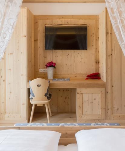 Schlafzimmer mit Himmelbett und Fernseher