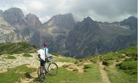 Kurvenspaß in den Dolomiten