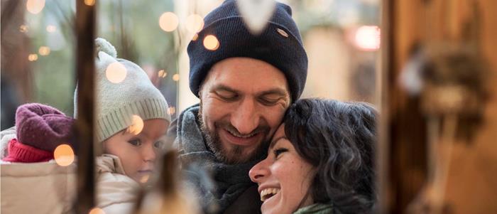 Eine Familie auf dem Weihnachtsmarkt